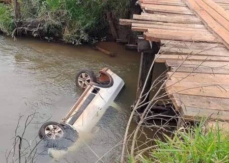 Motorista morre ao cair com carro em córrego em Iguatemi